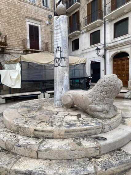 Imbrattata la colonna degli infami Imbrattata la colonna degli infami