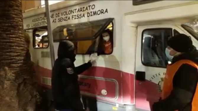 “Felicità al quadrato”, da gomitoli di lana a coperte per l’emergenza freddo