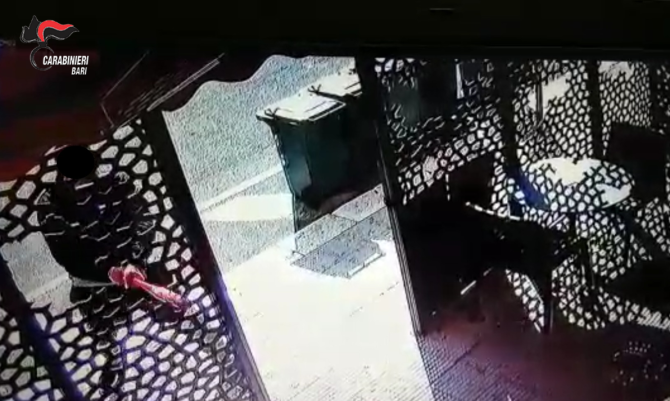 Evade dai domiciliari per distruggere il bar della sorella