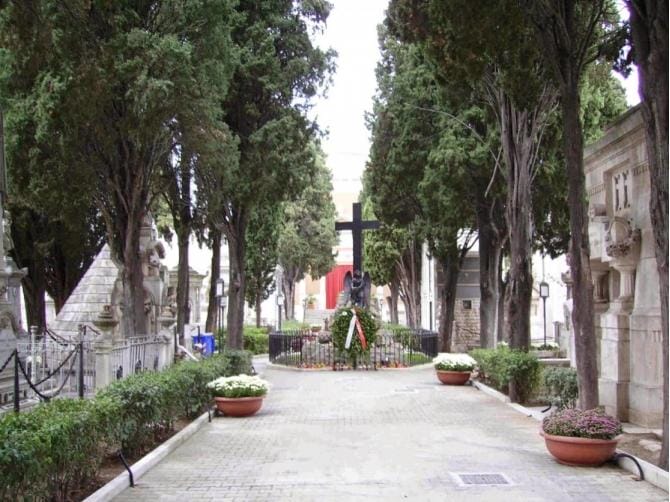 Apertura straordinaria
per i cimiteri di Bari Apertura straordinaria
per i cimiteri di Bari
