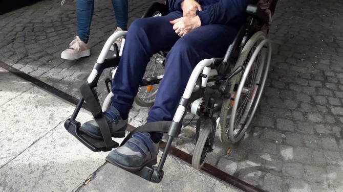 Policlinico di Bari, in carrozzina per verificare l’accessibilità
