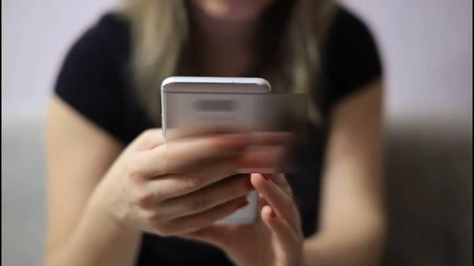 Si fingeva un calciatore per adescare minorenni sui social Si fingeva un calciatore per adescare minorenni sui social