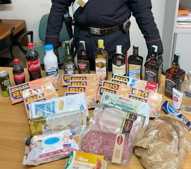 Fermato con merce rubata da due supermercati Fermato con merce rubata da due supermercati