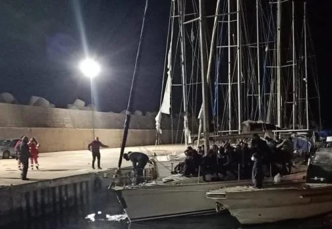 Migranti: nuovo sbarco in Salento, 59 arrivano a Capo di Leuca