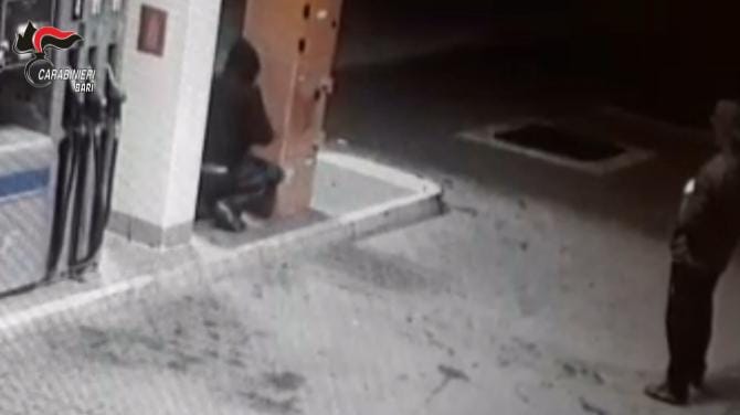Accusati di furto ai danni di un distributore a Grumo Appula Accusati di furto ai danni di un distributore a Grumo Appula