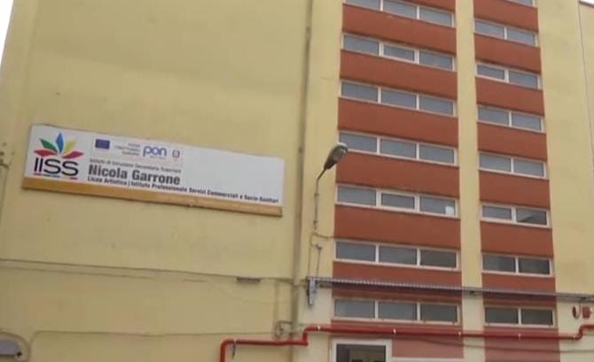 Studentessa precipita dal terzo piano del “Garrone” Studentessa precipita dal terzo piano del “Garrone”