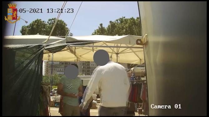 Estorcevano denaro ad un ambulante
