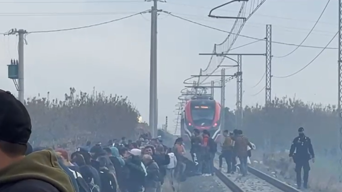 Adelfia, ammassati e ubriachi sui binari. Treni costretti a fermarsi Adelfia, ammassati e ubriachi sui binari. Treni costretti a fermarsi