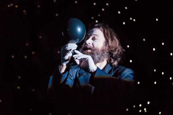 “L’universo è un materasso” al Teatro Abeliano di Bari