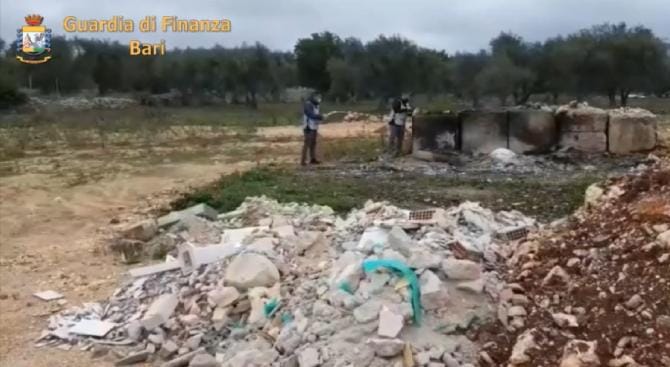 Scoperta discarica abusiva: 450 tonnellate di rifiuti riversati in un uliveto Scoperta discarica abusiva: 450 tonnellate di rifiuti riversati in un uliveto