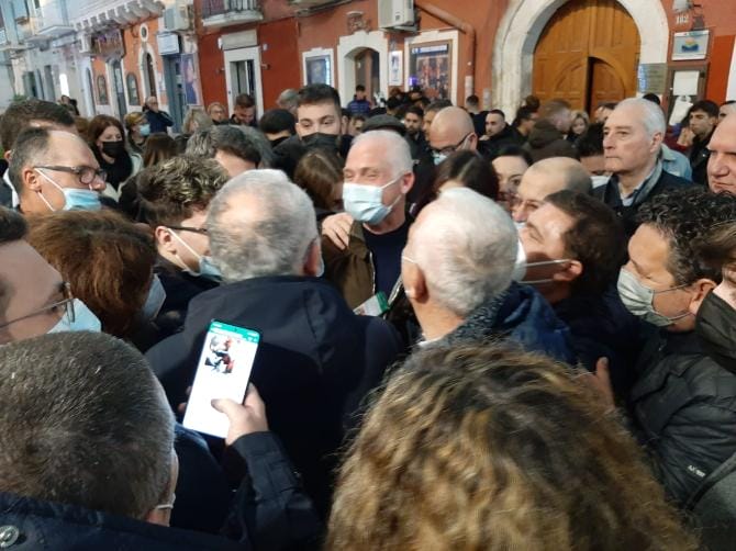 Manfredonia passa al centrodestra: Gianni Rotice nuovo sindaco
Berlusconi chiama il nuovo primo cittadino Manfredonia passa al centrodestra: Gianni Rotice nuovo sindaco
Berlusconi chiama il nuovo primo cittadino