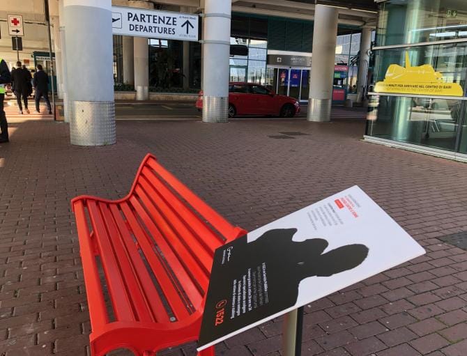 Negli aeroporti di Bari e Brindisi due panchine rosse contro la violenza sulle donne Negli aeroporti di Bari e Brindisi due panchine rosse contro la violenza sulle donne