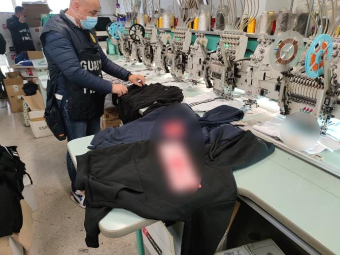 Produceva abbigliamento contraffatto, denunciato