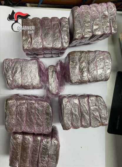 Bari: 8 chili di hashish in un box, arrestato 69enne
