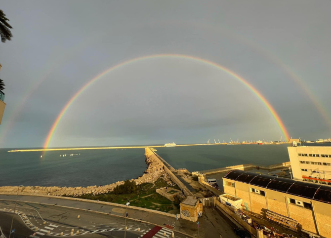 Bari, un doppio arcobaleno colora il cielo Bari, un doppio arcobaleno colora il cielo
