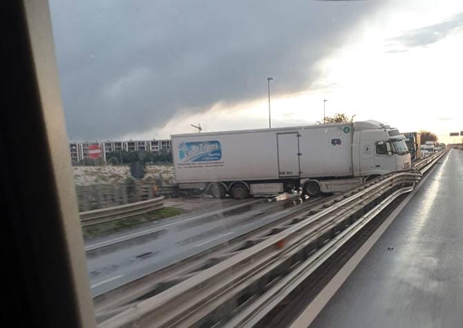 Tir di traverso sulla ss 100, disagi per il traffico in direzione Bari