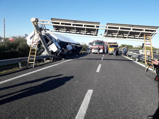 Mezzo pesante si ribalta sulla Bari-Brindisi: disagi al traffico verso sud