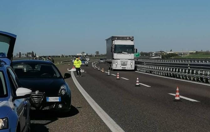 Muore investito da un mezzo pesante sulla A14 tra San Severo e Foggia Muore investito da un mezzo pesante sulla A14 tra San Severo e Foggia
