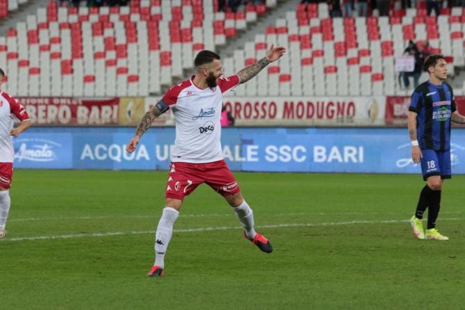 Bari, notte agitata ad Avellino: esplosi petardi davanti all’albergo