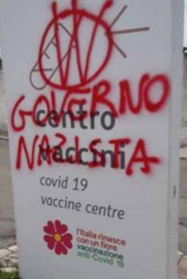 Ruvo di Puglia, scritte no vax all’ingresso dell’hub vaccinale