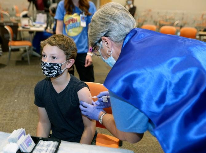 Vaccini, siero negli studi pediatrici e nelle scuole in orario extrascolastico