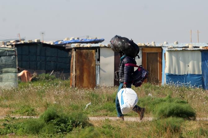 Caporalato, blitz nel foggiano: indagata la moglie del capo immigrazione del Viminale. Lui si dimette Caporalato, blitz nel foggiano: indagata la moglie del capo immigrazione del Viminale. Lui si dimette