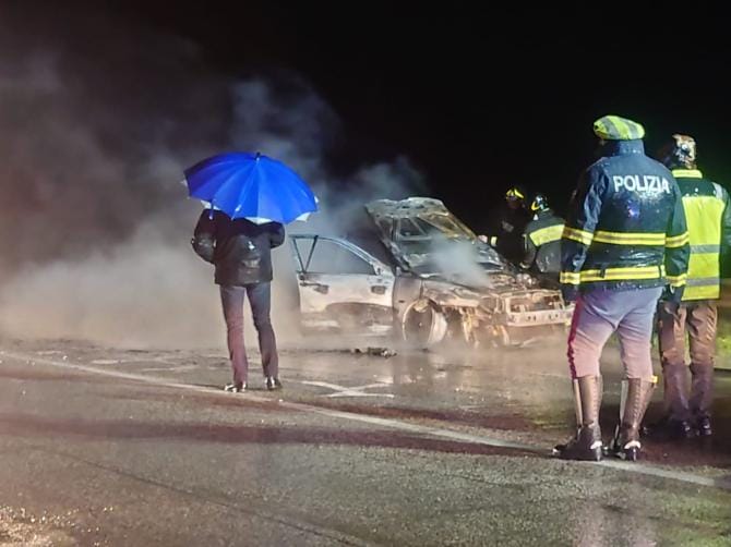 Auto in fiamme dopo l’impatto con il guard-rail sulla Foggia-San Severo. Illeso il conducente