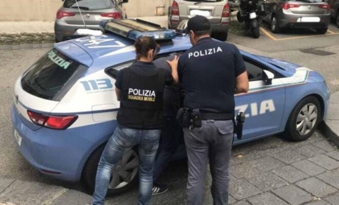 Bari, violenze sulla moglie davanti alle figlie: in manette pluripregiudicato 32enne