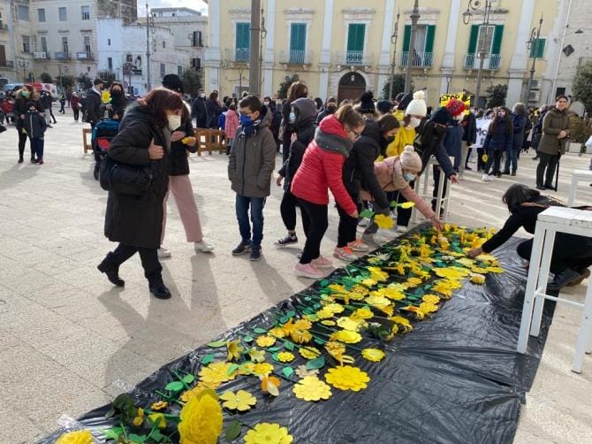 Flash mob contro la discarica Martucci: in mille in piazza