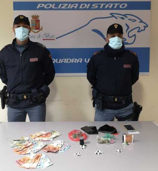 Bari, una base di “commercio al dettaglio” di droga in casa. Arrestati padre e figlio Bari, una base di “commercio al dettaglio” di droga in casa. Arrestati padre e figlio
