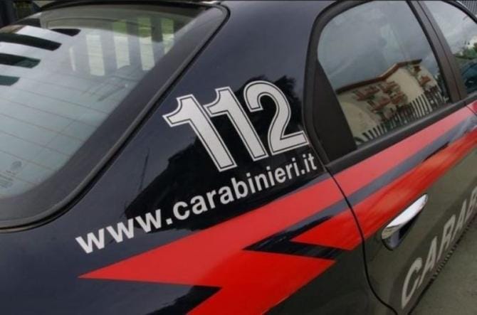 Si introduce in casa della ex moglie, lei lo ferisce con un coltello. Arrestato 47enne