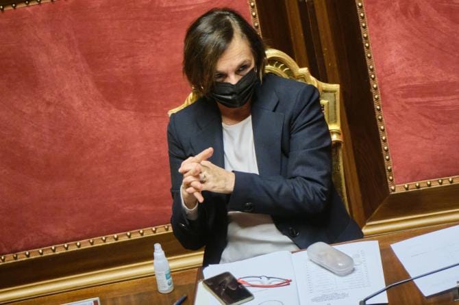 Caporalato,  Lamorgese: «Nessun coinvolgimento di Di Bari, dimissioni atto di responsabilità»
