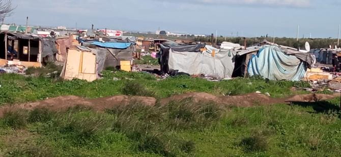Foggia, incendio nel campo nomadi di Stornara. Morti due bambini