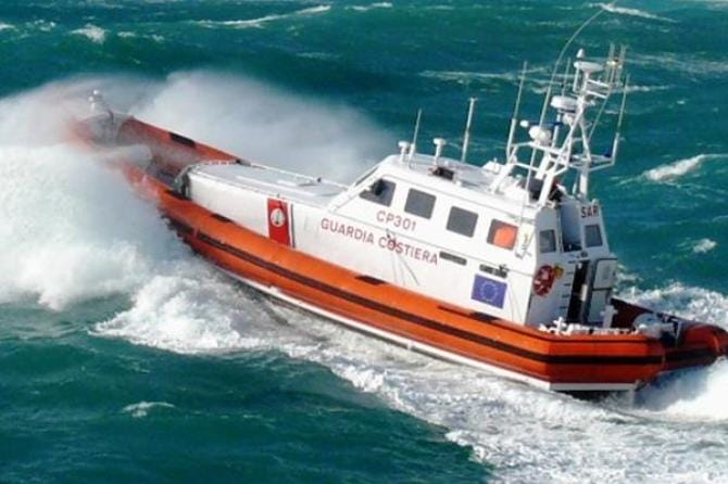 Barca a vela con 70 migranti giunta a Santa Maria di Leuca
