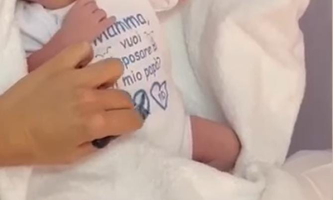Castellaneta, la proposta sul body del neonato: «Mamma, vuoi sposare papà?»