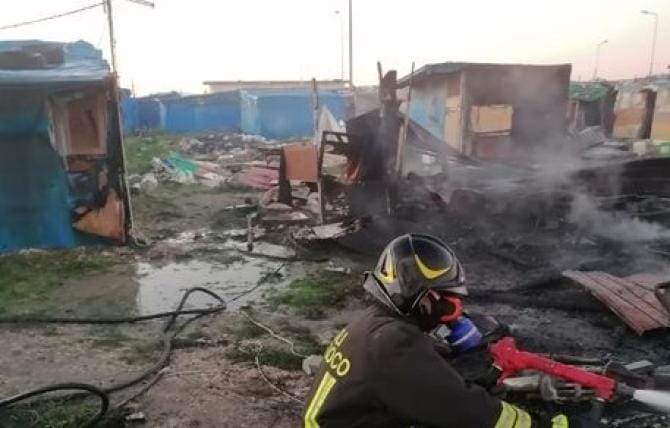 Foggia, fiamme nel ghetto di Borgo Mezzanone: a fuoco 5 baracche. Nessun ferito