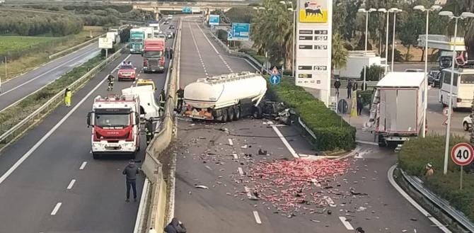 Taranto, scontro tra due tir sulla statale 106 ionica: centinaia di lattine sulla carreggiata