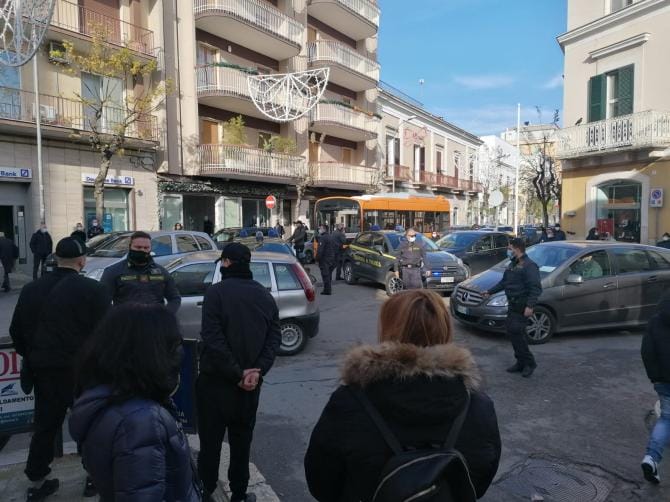 Bitonto, gara di velocità in centro tra scooter e monopattino: investita una donna