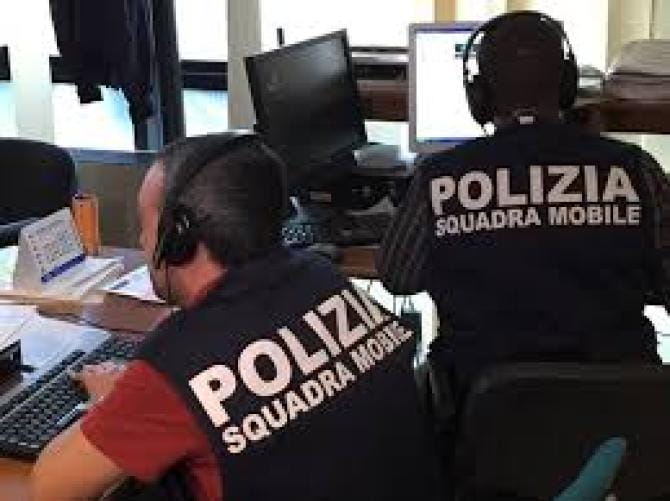 Tenta approccio con un minore che si sottrae e lo riprende col cellulare. In manette 76enne barese