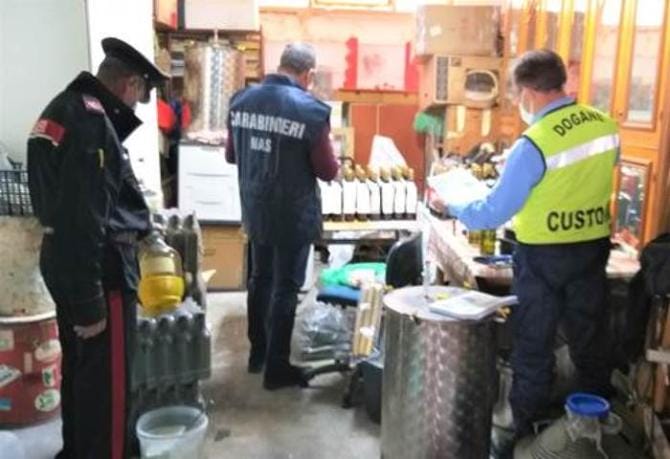 Fabbrica clandestina di liquori nel garage, una denuncia a Lecce