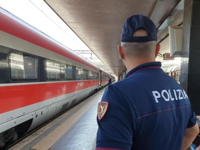 Bari, giovane mamma in difficoltà in stazione. Colletta tra i poliziotti per aiutarla