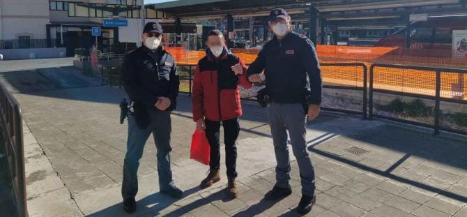 Bari, la Polizia Ferroviaria al fianco delle persone in difficoltà