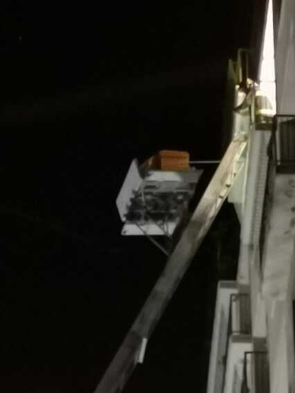 Foggia, bara sospesa in aria al settimo piano di un palazzo