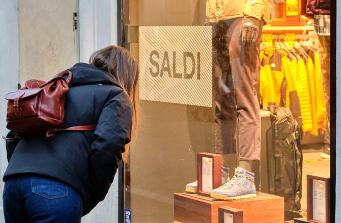 Saldi invernali, al via la caccia agli sconti: 138 euro a testa la spesa. Dal 4 gennaio in tutta Italia