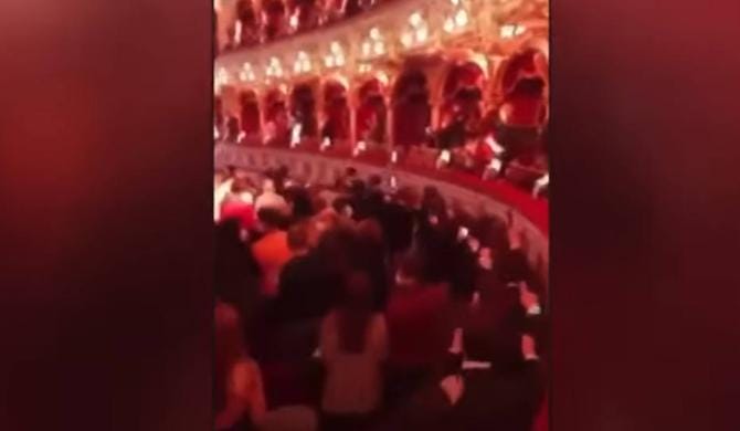 Bari, sanzionata azienda responsabile addetti di sala per il “trenino” al Petruzzelli Bari, sanzionata azienda responsabile addetti di sala per il “trenino” al Petruzzelli