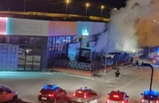 Foggia, in fiamme auto di un’azienda di distribuzione caffè