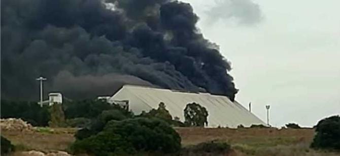 Taranto, incendio in un capannone del Parco calcare all’ex Ilva. Usb: «struttura fatiscente»