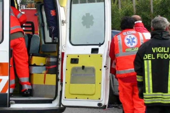 Auto contro muretto a secco sulla Conversano-Putignano, muore una 52enne