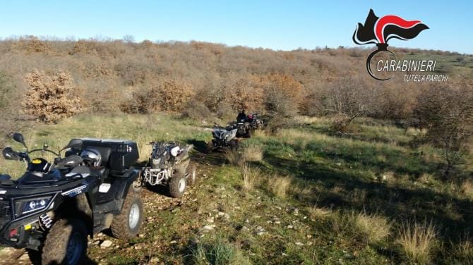 Praticavano enduro in un’area protetta: sette persone denunciate a Castel del Monte