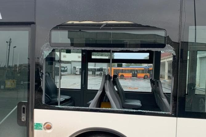 Sassi contro un bus a Foggia, nessun ferito. Paura per quattro passeggeri a bordo